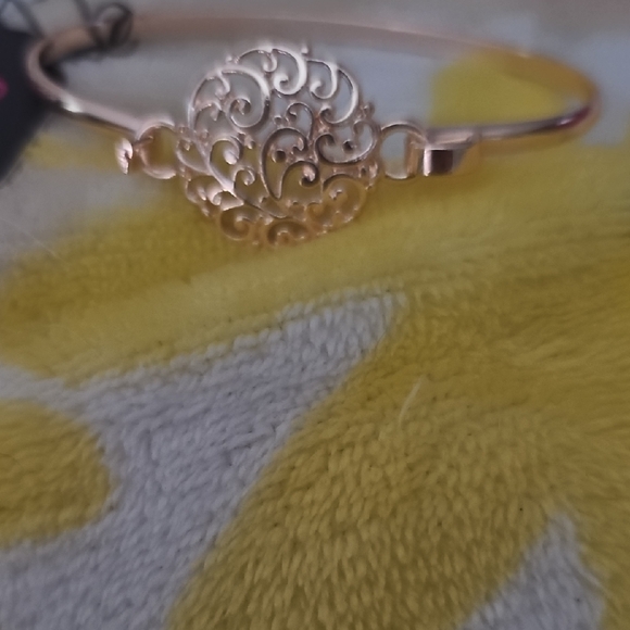 paparazzi Jewelry - Paparazzi Gold Swirl Bracelet